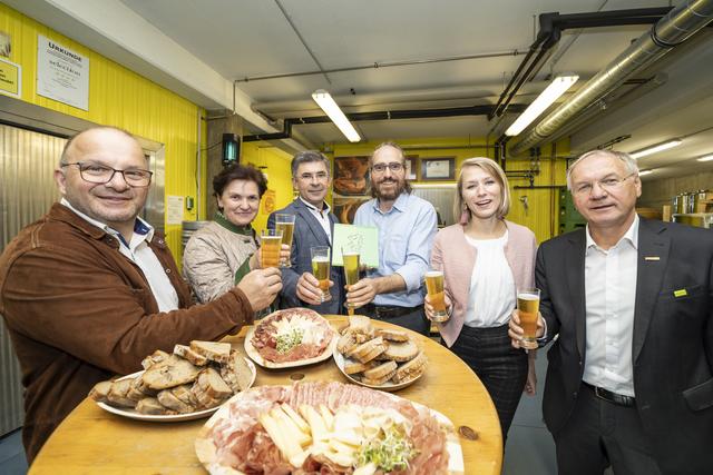 Ließen es sich schmecken: LAbg. Anton Gangl, Edith Felber, LAbg. Franz Fartek, Roman Schmidt, Julia Majcan, Bgm. Josef Ober (v.l.) | Foto: StVP/Foto Fischer