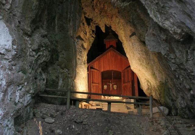 In der Grotte befindet sich auch die Rosalienkapelle, die im Jahr 1926 nach einem Brand neu errichtet wurde