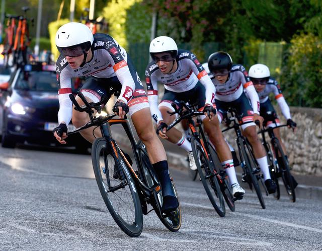 Der Attergauer Tobias Bayer (l.) führt seine Mannschaft beim Giro del Friuli im Teamzeitfahren an.