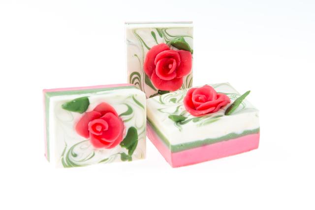 Buntes Sortiment: Von Bio-Seifen bis zu kreativen Geschenksseifen.