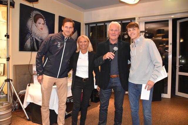 Amen-Corner-Gewinner: Bernhard Petz, Jakob Breitenecker nicht im Bild: Jeremy Feist und Laurenz Pessel mit Eva-Maria und Wilfried Glawischnig. | Foto: Karin Zeiler / Bezirksblätter NÖ