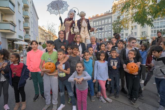 Die Kids schnitzten ihre eigenen Kürbisse, bevor es los ging mit dem traditionellen Fackelumzug.