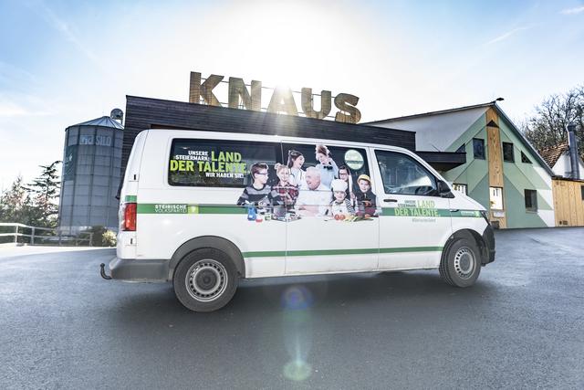 Auf Tour: Der Talente-Bus der Steirischen Volkspartei machte auch bei der Tischlerei Knaus in Feldbach Station. | Foto: StVP/Foto Fischer
