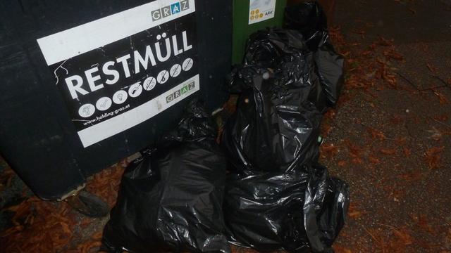 Sämtliche Müllsäcke werden neben die Restmülltonne gestellt. Danach werden alle Müllsäcke einzeln in die Restmülltonne hinein entleert. Was da wohl zum Vorschein kommt?