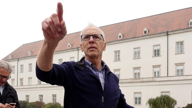 Helmut Huber bei der Standeskontrolle vor der Militärakademie.