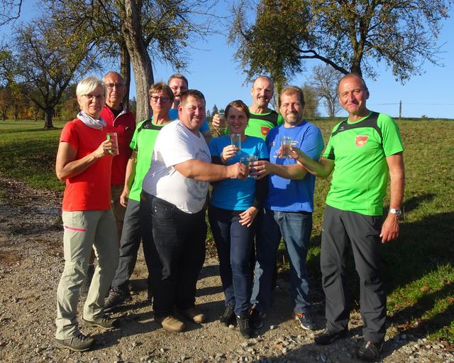 Margit Grubner, Fritz Kendler, Karl Grubner, Bgm. Arthur Rasch, Andreas Pokorny, Michaela und Stefan Scholze-Simmel, Hermann Karner und Alfred Dutter stießen auf den erfolgreichen Wandertag an. | Foto: (2) Gde. Hofstetten-Grünau