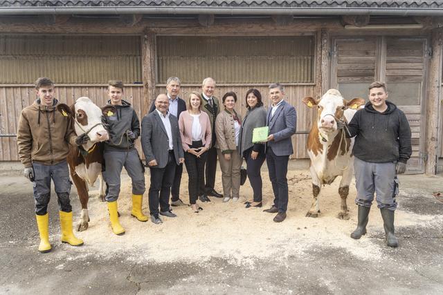 Zu Gast in der LFS Hatzendorf: Schüler trafen hier mit tierischer Unterstützung auf LAbg. Anton Gangl, Bgm. Johann Winkelmaier, Julia Majcan (JVP), LFS-Chef Franz Patz, VP-Bezirksgeschäftsführerin Edith Felber, NAbg. Agnes Totter, LAbg. Franz Fartek (v.l.n.r.)  		 | Foto: StVP/Foto Fischer