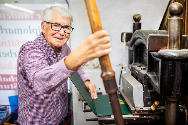 Starke Bindung: Erich Folkhards Buchbinderei ist seit 50 Jahren eine Fixadresse in Graz. | Foto: Foto Jörgler