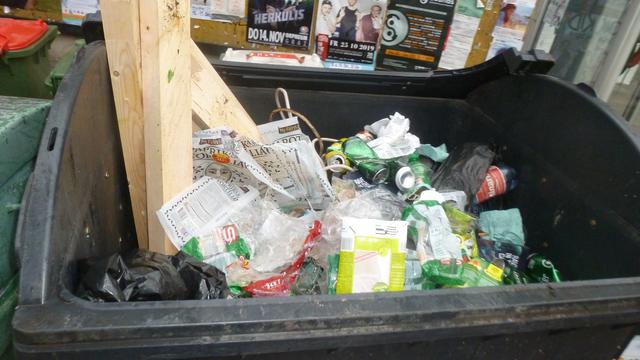 Tetrapack und Plastikverpackungen aus dem nächsten Müllsack - für die Restmülltonne