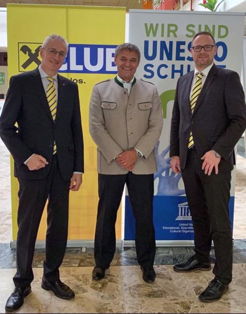 Freudige Übergabe: F. Seitinger, H. Hirschmann u. G. Baierling.