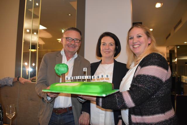 Eine Torte von Bettina Lackner für Präsident Christian und Gattin Elisabeth Guzy. | Foto: Karin Zeiler / Bezirksblätter NÖ