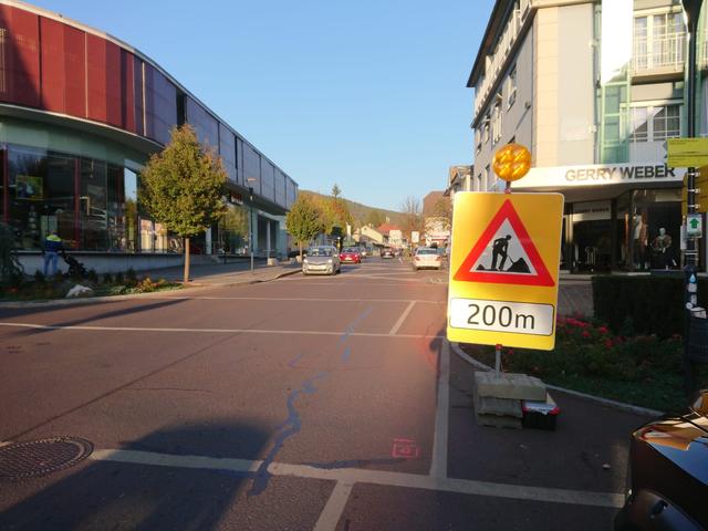 Kurz vor der Baustelleneinfahrt. An den Wochenenden ist, wie hier, wenig los. Unter der Woche staut es sich, da die Fahrbahn nur einspurig befahrbar ist.