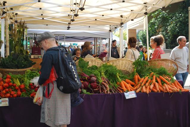 Regionalität gibt es am Bauernmarkt und in den Geschäften – dabei gilt: Der Kunde bestimmt den Kurs.