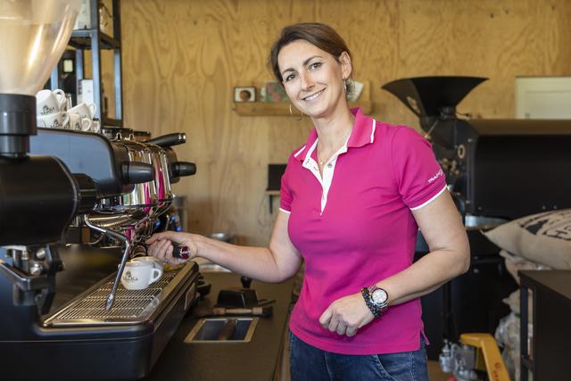 Frisch geröstet:  Erst 2016 gegründet, hat die Kaffeerösterei von Alexandra Piecak-Maitz in St. Anna a. Aigen schon sechs Mitarbeiter. | Foto: StVP/Foto Fischer