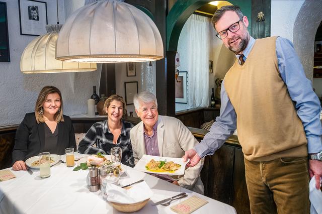Mahlzeit: Martina Maros-Goller (WOCHE), Ursula und Erich Folkhard mit Restaurantleiter Roman Zolgar (v. l.) zu Mittag im Stainzerbauer | Foto: Foto Jörgler