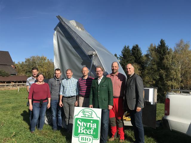 Landesrat Christopher Drexler und Kammerobmann Christian Polz mit den Biobauern bei einem Lokalaugenschein zur stressfreien Hofschlachtung am Kienzerhof in Trahütten. | Foto: KK