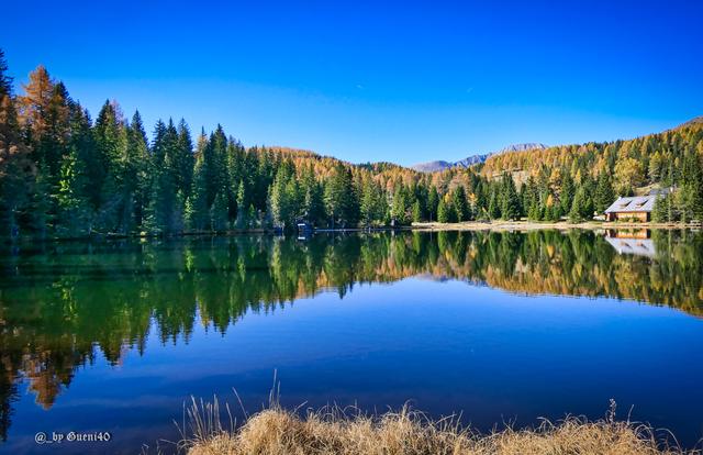 .........links geht es rein über die Holzstege.......
