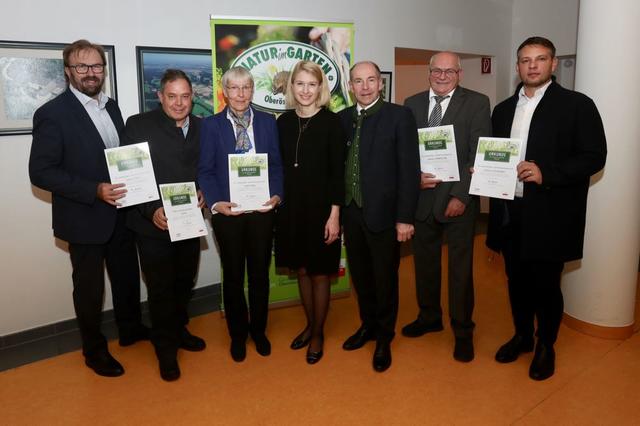 Harald Geck (Direktor LPBZ Schloss Haus), Heinz Kosma (Kaufmännischer Leiter Landes-Krankenhaus Steyr), Leopoldine Halbmayr (Direktorin LPBZ Christkindl), Johann Schiffhuber (Prokurist LPBZ Schloss Cumberland) und Philipp Paulinec (Pflegedienstleitung LPBZ Schloss Gschwendt; v. l.) erhielten von Landeshauptmann-Stellvertreterin Christine Haberlander und Landesrat Max Hiegelsberger die Auszeichnung „Natur im Garten“ für ihre naturnahen Gärten.