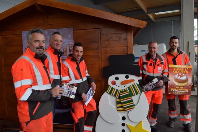 Die Mitarbeiter des Weizer Wirtschaftshofes haben die neuen Hütten für das neue Hüttendorf gefertigt.