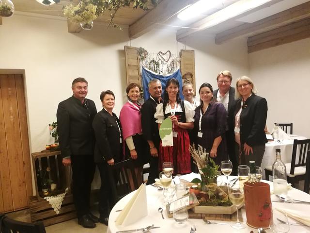 Ausgezeichnet: Eva-Maria Unger und Alfred Unger (M.) u.a. mit Steiermarks LK-Vizepräsidentin Maria Pein (3.v.l.)