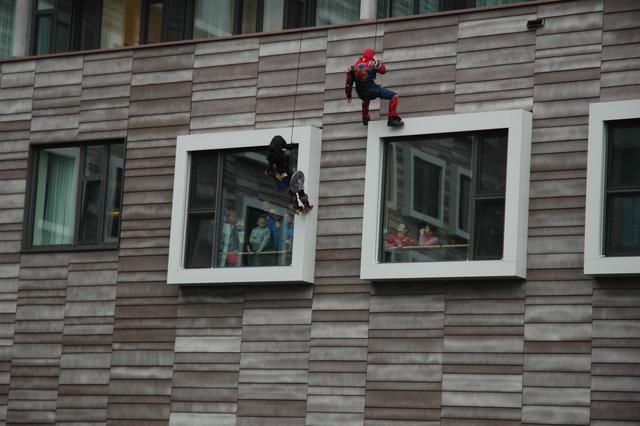 Batman und Wonderwoman seilen sich vom Krankenhausdach ab.  | Foto: Bunke