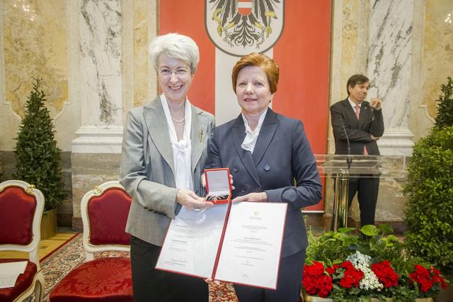 Sylvia Bardach (r.) aus Frauenkirchen wurde von BM Udolf-Strobl mit dem Großen Ehrenzeichen der Republik Österreich ausgezeichnet. | Foto: BMDW