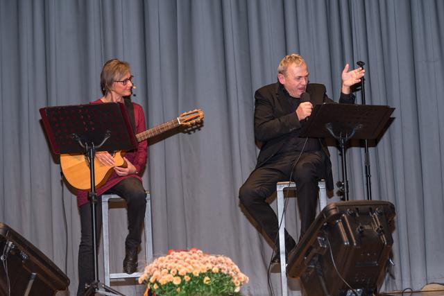 Andrea Froschauer-Rumpl und Franz Froschauer im Centro bei einem Benefizabend mit berührenden Texten und Liedern. | Foto: Alfred Hofer