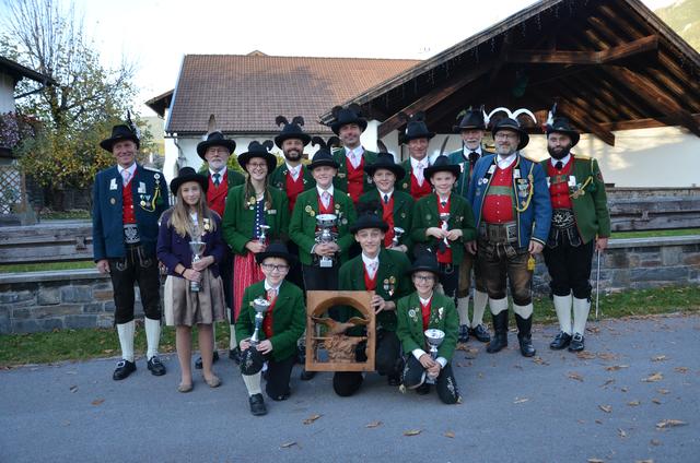 Die siegreiche Mannschaft der Talschaft Paznaun mit dem Wanderpokal.