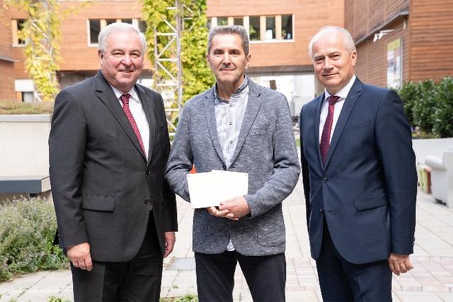 LH Hermann Schützenhöfer und LR Johann Seitinger mit Küchenleiter Werner Langbauer, der stellvertretend für das LKH Weststeiermark eine Plakette von United Against Waste erhielt. | Foto: Steiermark.at/Streibl 