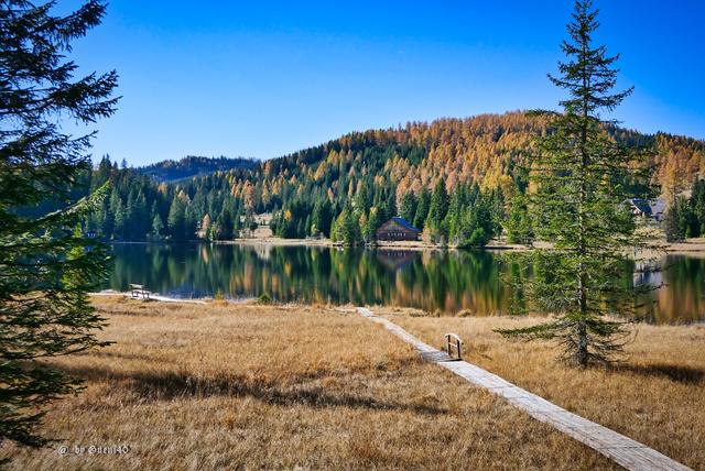 ........da kommt man von den Holzstegen runter......