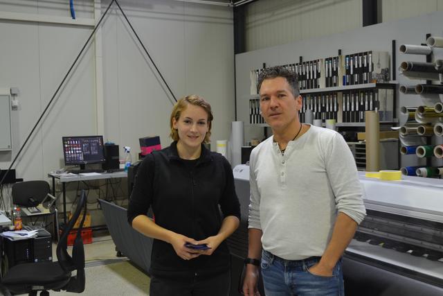 Das präzise Zuschneiden von Folien für Fahrzeugbeklebungen findet Bernadette Groß besonders spannend. 