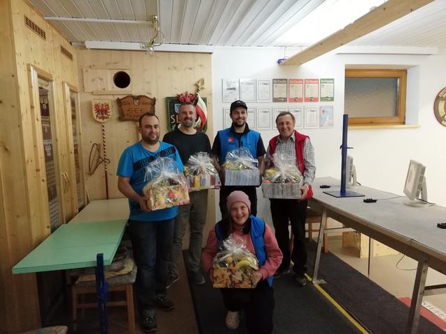 Martin Schranz, Marco Neuner, Tobais Seifert Tobias, Bezirkssportleiter Stefan Mallaun (v.l.). und Alina Plangger Alina (vorne).