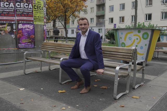 Der frischgebackene Bezirksvize Christian Schuch am Keplerplatz, gegenüber seiner neuen Arbeitsstätte. | Foto: FPÖ