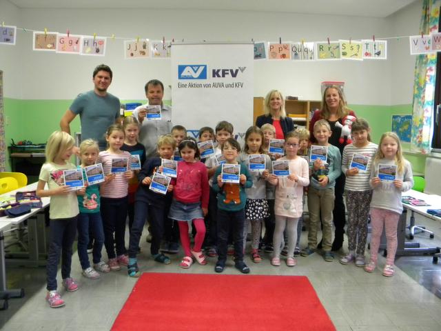 Unter den Volksschülern in Kirchberg an der Raab wurde ein Plan für den sichersten Schulweg verteilt. | Foto: Gemeinde Kirchberg an der Raab