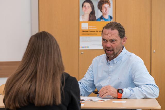 Jugendcoach Harald Hehenberger berät eine Jugendliche im Gespräch (Beispielfoto!).  | Foto: Alfred Hofer