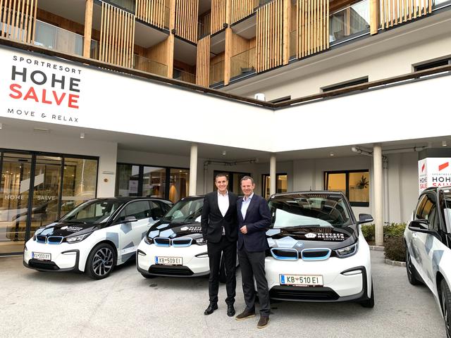 Die Gäste der Pletzer Resorts fahren künftig elektrisch: Gerald Unterberger (li.) mit Manfred Pletzer.