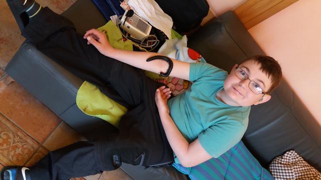 Bei der täglichen Routine: Fabian muss jeden Tag den Blutdruck messen – mit dabei eines seiner Haustiere. | Foto: Schwarz