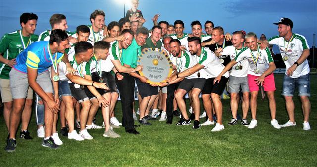 Jubel bei den Kickern und Funktionären der Sportvereinigung Breitenau-Schwarzau über den Meistertitel in der Gebietsliga. | Foto: Sportvereinigung Breitenau-Schwarzau