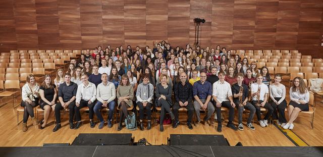 Schwedische und Tiroler Gymnasiasten, LehrerInnen und ehemalige SchülerInnen des ORG wirkten beim Climate Aid Konzert im Festsaal der Katharina Lins Schulen in Zams mit. | Foto: Julian Raggl