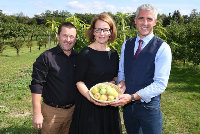 Obstbauexperte Leonard Czipin, Bildungs-Landesrätin Christiane Teschl-Hofmeister und Direktor Dieter Faltl bei der Ernte der Weingartenpfirsiche
 | Foto: Jürgen Mück