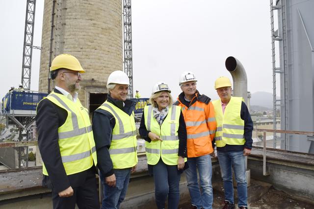 Hoch über Klagenfurt geht es jetzt zur Sache: Der alte Stadtwerke-Fernheizwerk-Schlot wird Ende November endgültig Geschichte sein.
Am Bild: STW-Vorstand Erwin Smole, Heinz Koch (STW Erzeugung), Bgm. Maria-Luise Mathiaschitz, Heinz Moser (STW) und Magistratsdirektor Peter Jost | Foto: Graimann