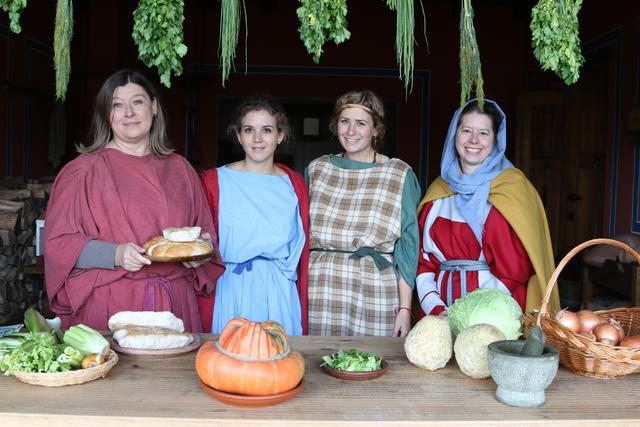 Anita Gesperger (li.), Alessandra Weidlich, Nisa Kirchengast und Andrea Höller verwandelten sich in Mägde, die Brot und Kuchen backten.