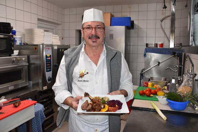 Herbert Apsner serviert die Martini-Gans mit Serviettenknödeln, Rotkraut, gebratenem Apfel und Preiselbeeren
