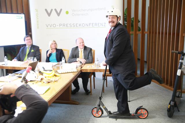 Physiker Werner Gruber führt die Gefahren beim Scooter fahren vor.