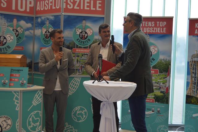 Top-3-Ausflugsziele Kärnten zogen Bilanz und verlosten einen Fiat 500, am Bild: Top-3-Projektkoordinator Luca Seppele,  Notar Daniel Gratzer und Moderator Dorian Steidl | Foto: Lehner