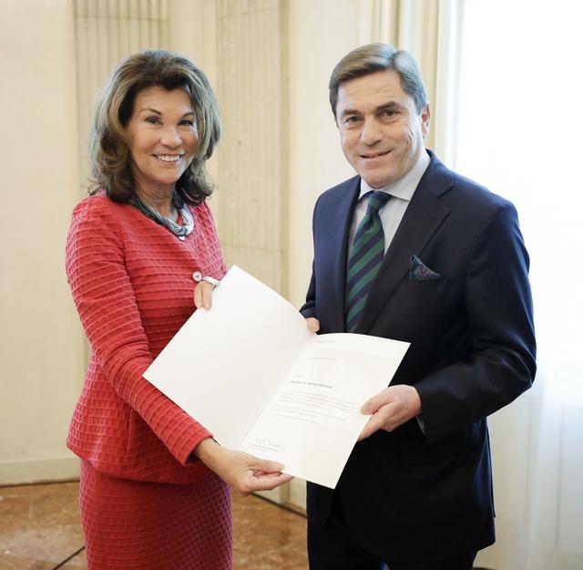 Bei der offiziellen Amtsübergabe: Bundeskanzlerin Brigitte Bierlein und Staatsarchiv-Generaldirektor Helmut Wohnout.