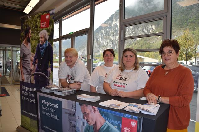 Roswitha Mayer-Kleiner, Cornelia Wechner, Kerstin Niedermeier und Sandro Haueisen (v.re.) informierten im Grissemann über den Pflegeberuf | Foto: Siegele