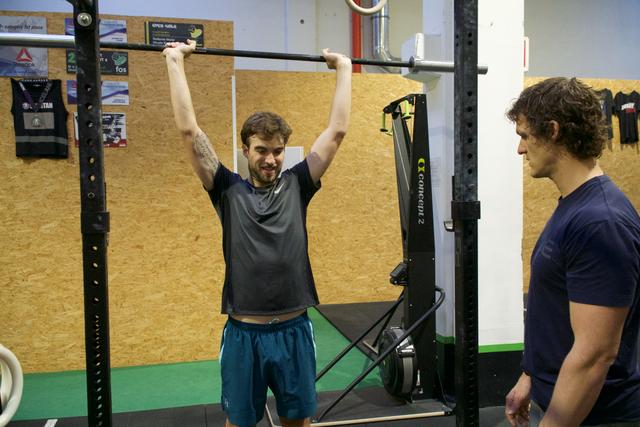 Andreas Loidl, Besitzer des "Crossfit Herzblut" und Physiotherapeut, beobachtet, ob ich die Übungen auch richtig ausführe als Neuling. | Foto: BB