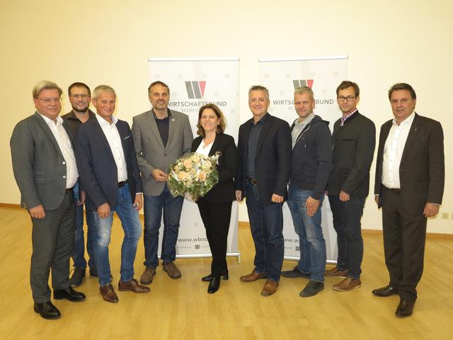 Landesgruppenobmann Wolfgang Ecker (r.) und Direktor Harald Servus (l.) mit dem neu gewählten Gmünder Team: Michael Weinstabl, Thomas Eigenschink, Tobias Spazierer, Bezirksgruppen-Obfrau Doris Schreiber, Andreas Krenn, Wolfgang Stark und Klaus Ramharter. | Foto: WBNÖ/Hofstätter