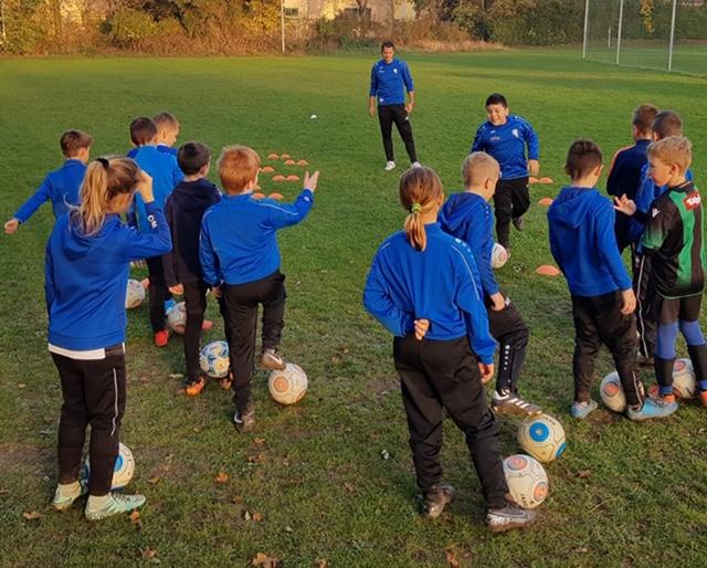 Ehrenamtlicher Fußballtrainer: Insgesamt 16 Kinder hat Simon Reisinger in seiner Obhut.